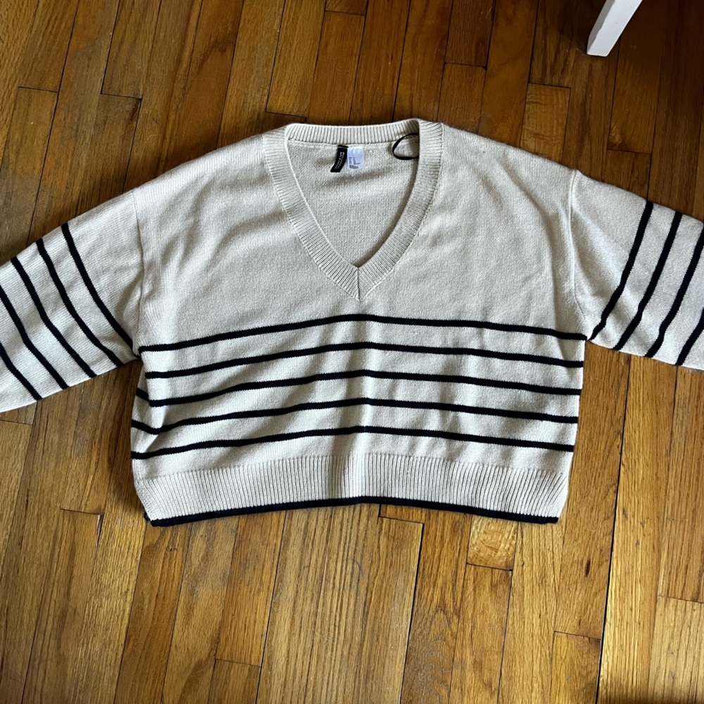 H&m striped v neck sweater black and white